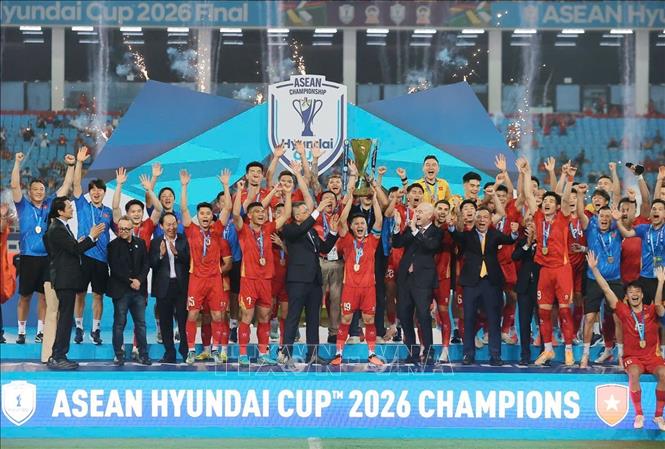 Chủ tịch FIFA Gianni Infantino trao cúp vô địch ASEAN Cup 2026 cho đội tuyển Việt Nam. Ảnh: Minh Quyết - TTXVN