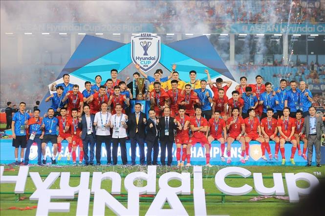 Lãnh đạo VFF, Ban huấn luyện và các tuyển thủ Việt Nam hân hoan trong niềm vui vô địch ASEAN Cup 2026. Ảnh: Minh Quyết - TTXVN