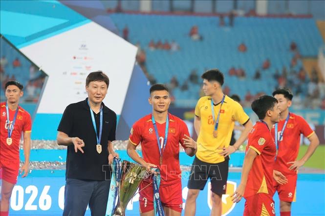 HLV Kim Sang Sik đã có một kỷ niệm khó quên và tiếp tục nối dài mạch bất bại cùng đội tuyển Việt Nam. Ảnh: Minh Quyết - TTXVN