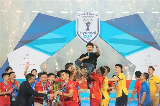 HLV Kim Sang Sik cùng các tuyển thủ Việt Nam đã có một hành trình trọn vẹn tại ASEAN Cup 2026 khi bảo vệ thành công chức vô địch. Ảnh: Minh Quyết - TTXVN