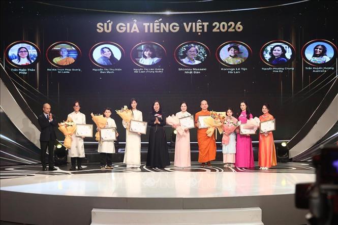 Thứ trưởng Bộ Ngoại giao Lê Thị Thu Hằng trao danh hiệu “Sứ giả tiếng Việt ở nước ngoài” năm 2026 cho 8 cá nhân tiêu biểu. Ảnh: TTXVN phát
