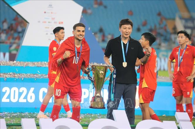 HLV Kim Sang Sik và Hoàng Hên - 2 nhân tố quan trọng cho thành công của trận đấu. Ảnh: Minh Quyết - TTXVN