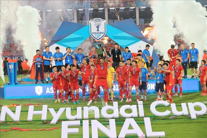 Xuân Son cùng đồng đội hân hoan ăn mừng chức vô địch ASEAN Cup thứ tư trong lịch sử. Ảnh: Minh Quyết - TTXVN