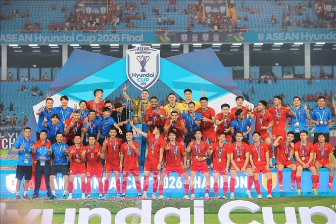 Niềm vui đăng quang vô địch ASEAN Cup lần thứ hai liên tiếp của các tuyển thủ Việt Nam. Ảnh: Minh Quyết - TTXVN