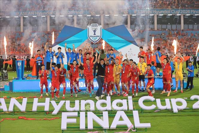 HLV Kim Sang Sik cùng các tuyển thủ Việt Nam hân hoan trong niềm vui vô địch ASEAN Cup 2026. Ảnh: Minh Quyết - TTXVN