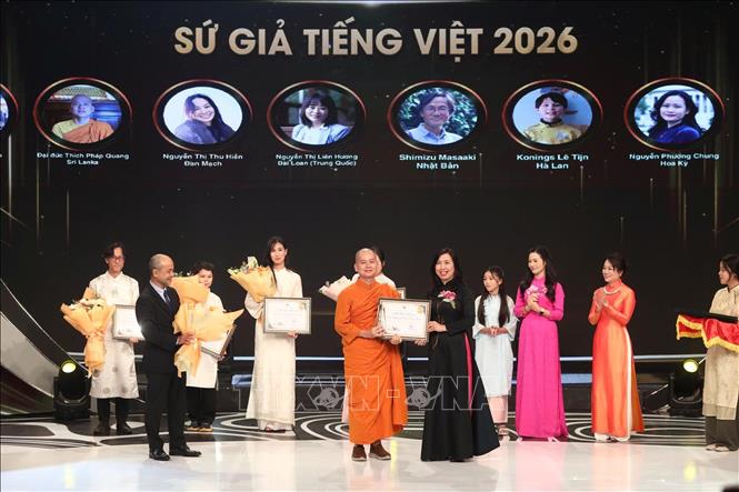 Thứ trưởng Bộ Ngoại giao Lê Thị Thu Hằng trao danh hiệu “Sứ giả tiếng Việt ở nước ngoài” năm 2026 cho các cá nhân tiêu biểu. Ảnh: TTXVN phát