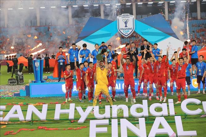Thủ môn Lê Giang Patrik cùng đồng đội hân hoan ăn mừng chức vô địch ASEAN Cup 2026. Ảnh: Minh Quyết - TTXVN