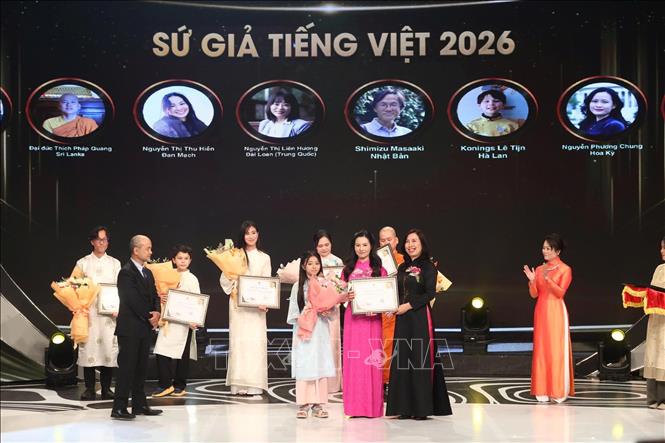 Thứ trưởng Bộ Ngoại giao Lê Thị Thu Hằng trao danh hiệu “Sứ giả tiếng Việt ở nước ngoài” năm 2026 cho các cá nhân tiêu biểu. Ảnh: TTXVN phát