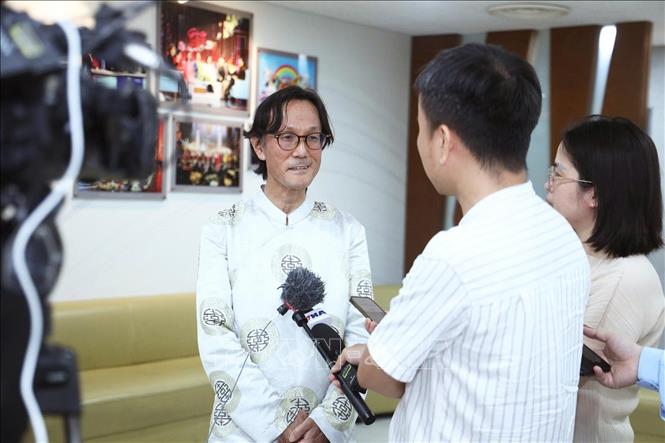 Ông Shimizu Masaaki, giảng viên tiếng Việt tại Đại học Osaka (Nhật Bản) trả lời phỏng vấn báo chí khi nhận danh hiệu “Sứ giả tiếng Việt ở nước ngoài” năm 2026. Ảnh: TTXVN phát