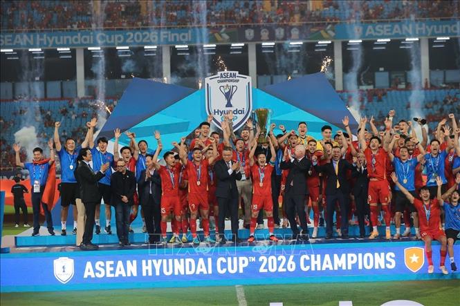 Chủ tịch FIFA Gianni Infantino trao cúp vô địch ASEAN Cup 2026 cho đội tuyển Việt Nam. Ảnh: Minh Quyết – TTXVN
