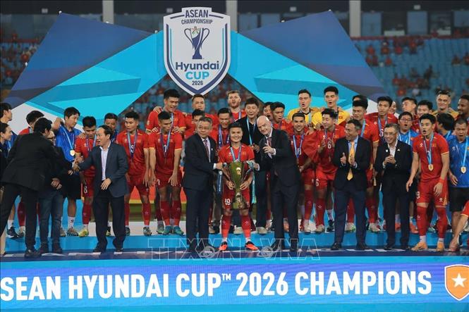 Chủ tịch FIFA Gianni Infantino trao cúp vô địch ASEAN Cup 2026 cho đội tuyển Việt Nam. Ảnh: Minh Quyết – TTXVN