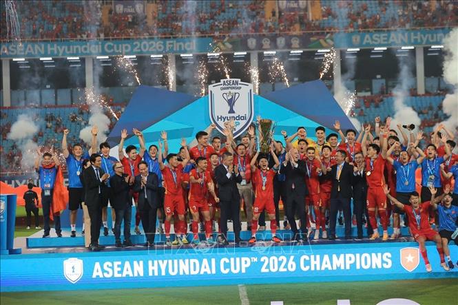 Chủ tịch FIFA Gianni Infantino trao cúp vô địch ASEAN Cup 2026 cho đội tuyển Việt Nam. Ảnh: Minh Quyết – TTXVN