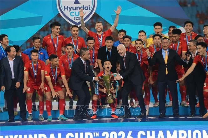 Chủ tịch FIFA Gianni Infantino trao cúp vô địch ASEAN Cup 2026 cho đội tuyển Việt Nam. Ảnh: Minh Quyết – TTXVN