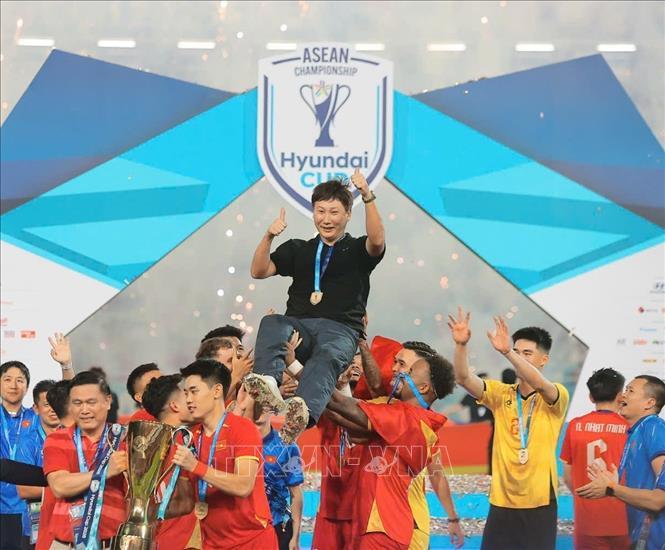 HLV Kim Sang Sik cùng các tuyển thủ Việt Nam ăn mừng chức vô địch ASEAN Cup 2026. Ảnh: Minh Quyết - TTXVN