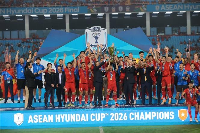 Chủ tịch FIFA Gianni Infantino trao cúp vô địch ASEAN Cup 2026 cho đội tuyển Việt Nam. Ảnh: Minh Quyết – TTXVN