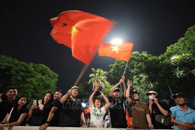 Hà Nội đêm không ngủ, mừng chức vô địch ASEAN CUP. Ảnh: Phạm Tuấn Anh - TTXVN