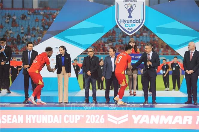 Ban tổ chức trao danh hiệu Vua phá lưới cho Xuân Son và Đình Bắc. Cả 2 đều có 5 bàn thắng tại giải lần này. Ảnh: Minh Quyết - TTXVN