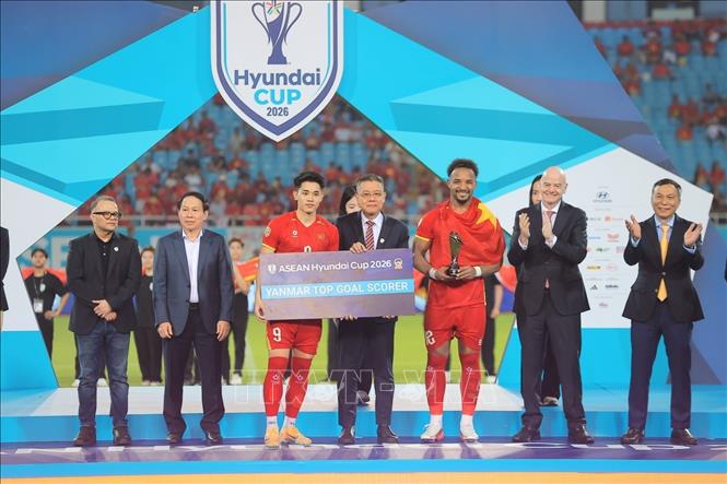 Ban tổ chức trao danh hiệu Vua phá lưới cho Xuân Son và Đình Bắc. Cả 2 đều có 5 bàn thắng tại giải lần này. Ảnh: Minh Quyết - TTXVN