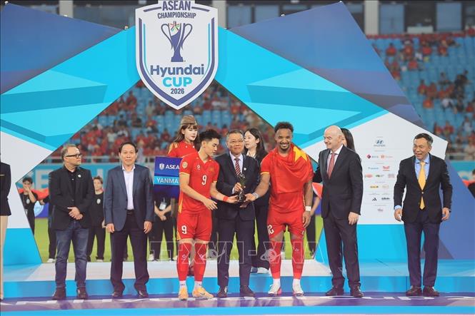 Ban tổ chức trao danh hiệu Vua phá lưới cho Xuân Son và Đình Bắc. Cả 2 đều có 5 bàn thắng tại giải lần này. Ảnh: Minh Quyết - TTXVN
