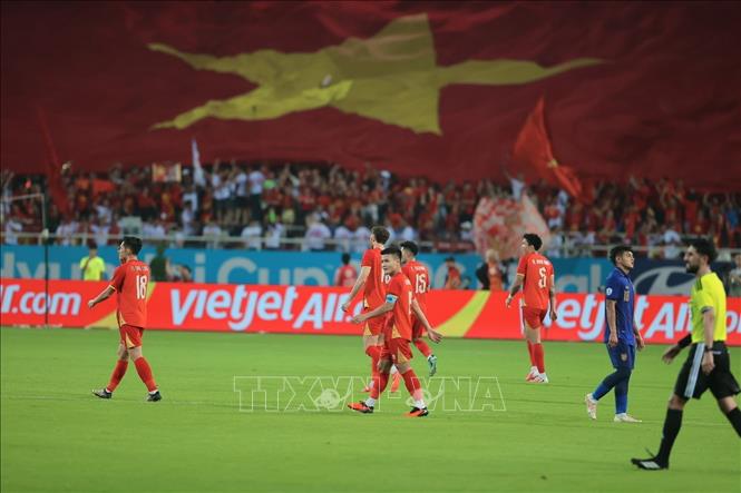 Thắng Thái Lan với tổng tỷ số 4-2 sau 2 lượt đấu, Việt Nam bảo vệ thành công ngôi vô địch. Ảnh: Minh Quyết - TTXVN