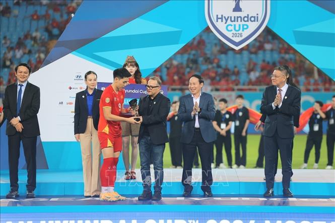Ban tổ chức trao danh hiệu Cầu thủ xuất sắc nhất cho Nguyễn Đình Bắc (Việt Nam). Ảnh: Minh Quyết - TTXVN
