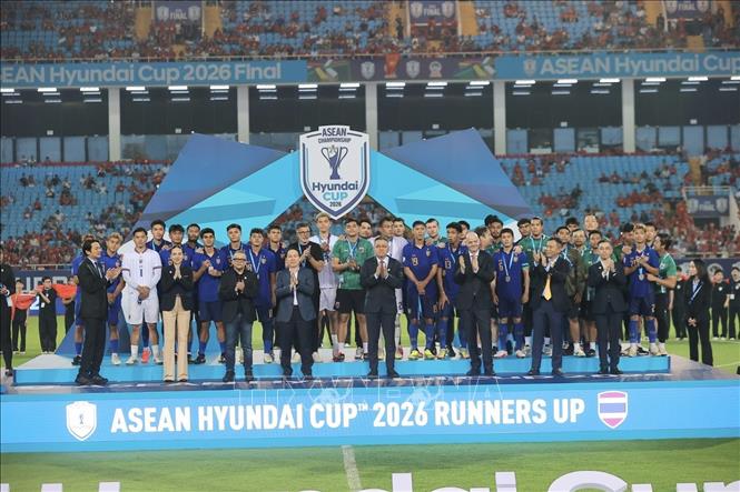 Ban tổ chức trao giải Nhì cho đội tuyển Thái Lan. Ảnh: Minh Quyết - TTXVN