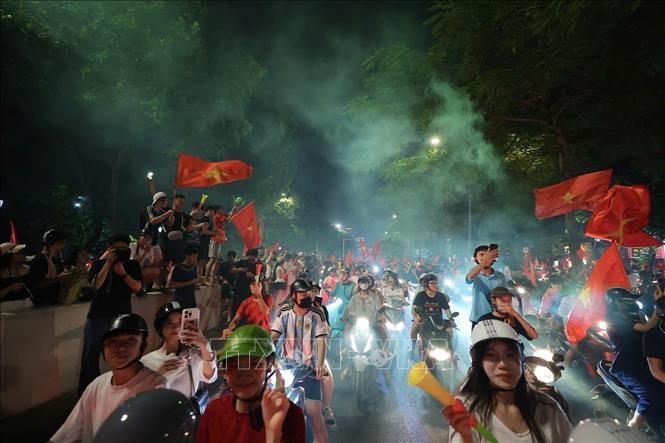 Hà Nội đêm không ngủ, mừng chức vô địch ASEAN CUP. Ảnh: Phạm Tuấn Anh - TTXVN