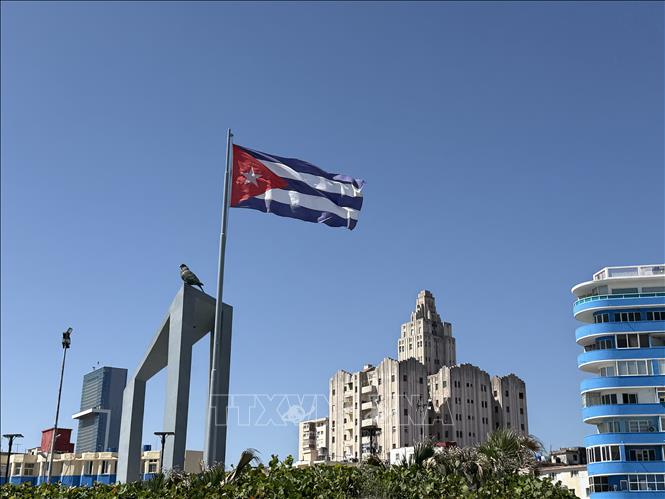 Quốc kỳ Cuba tung bay dọc Đại lộ Malecón ở thủ đô La Habana, ngày 25/6/2026 (giờ địa phương). Ảnh: Ngọc Duy - PV TTXVN tại Cuba
