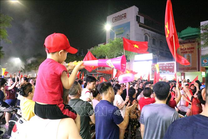 Nhân dân thành phố Hải Phòng vỡ òa trong chiến thắng vô địch AFF. Ảnh: Hoàng Ngọc – TTXVN 
