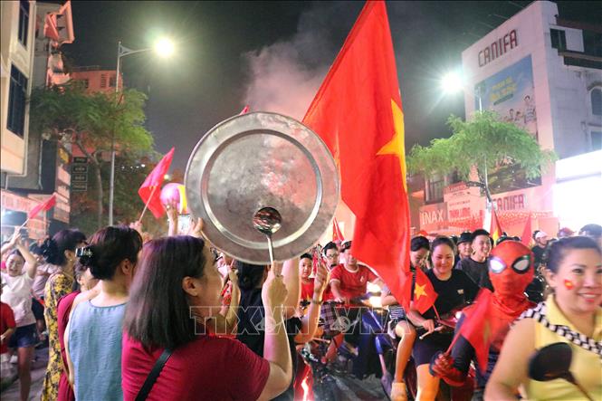 Nhân dân thành phố Hải Phòng vỡ òa trong chiến thắng vô địch AFF. Ảnh: Hoàng Ngọc – TTXVN 