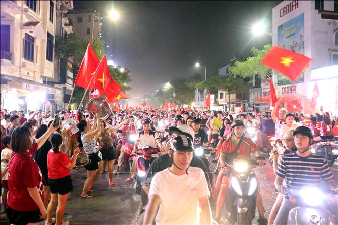 Nhân dân thành phố Hải Phòng vỡ òa trong chiến thắng vô địch AFF. Ảnh: Hoàng Ngọc – TTXVN 
