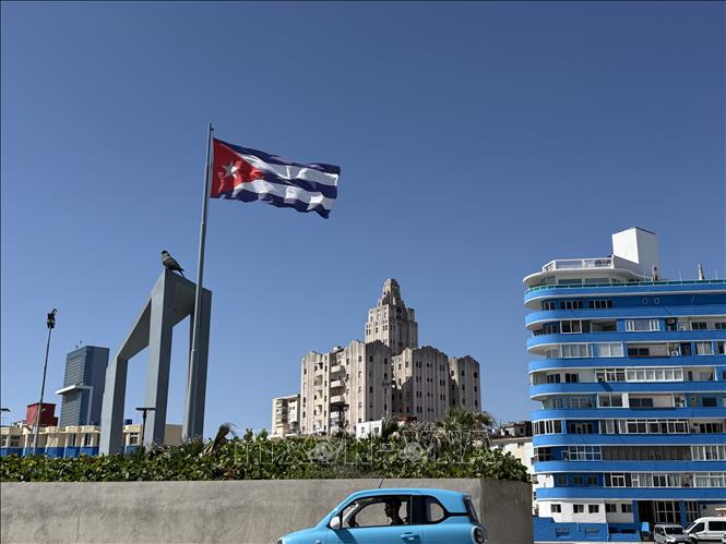 Quốc kỳ Cuba tung bay dọc Đại lộ Malecón ở thủ đô La Habana, ngày 25/6/2026. Ảnh: Ngọc Duy - PV TTXVN tại Cuba