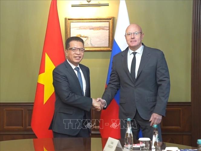 Đại sứ Đặng Minh Khôi hội kiến Phó Thủ tướng Nga Dmitry Chernyshenko. Ảnh: Văn Hiếu - PV TTXVN tại Nga