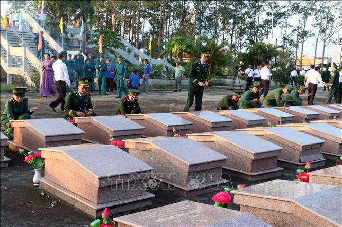 Lực lượng vũ trang và các đại biểu thắp hương trên từng phần mộ tri ân các anh hùng liệt sĩ. Ảnh: Trung Kiên - TTXVN
