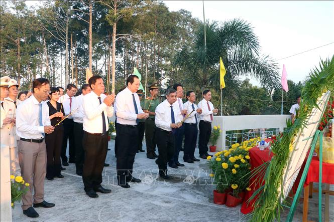 Các đại biểu chuẩn bị dâng hương trước Đài tưởng niệm Nghĩa trang liệt sĩ Sóc Trăng. Ảnh: Trung Kiên - TTXVN