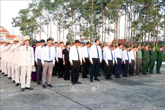 Các lãnh đạo, đại biểu và lực lượng vũ trang dành phút mặc niệm tưởng nhớ các anh hùng liệt sĩ. Ảnh: Trung Kiên - TTXVN