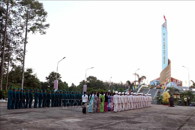 Quang cảnh không khí trang nghiêm của Lễ viếng tại Nghĩa trang liệt sĩ Sóc Trăng. Ảnh: Trung Kiên - TTXVN