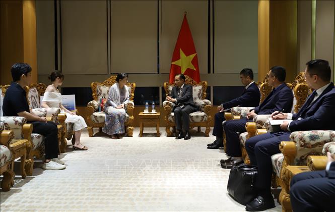 Bộ trưởng Lê Hoài Trung tiếp bà May San See, Hiệu trưởng Trường đại học ngoại ngữ Yangon. Ảnh: Đỗ Sinh - P/v TTXVN từ Myanmar