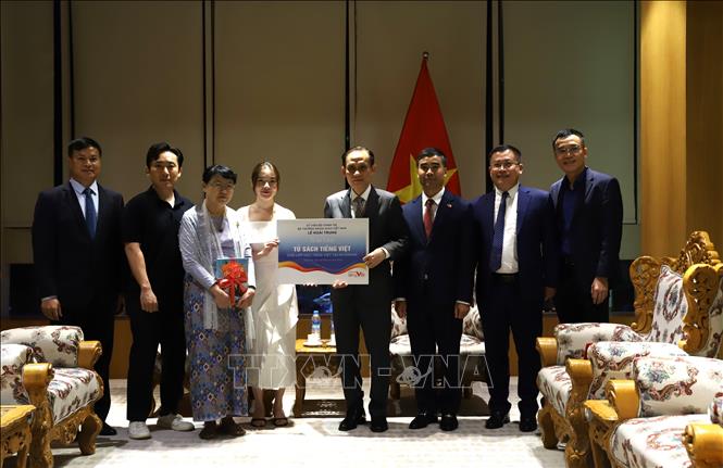 Bộ trưởng Ngoại giao Lê Hoài Trung chụp ảnh lưu niệm cùng đại diện cộng đồng và Trường đại học ngoại ngữ Yangon. Ảnh: Đỗ Sinh - P/v TTXVN từ Myanmar