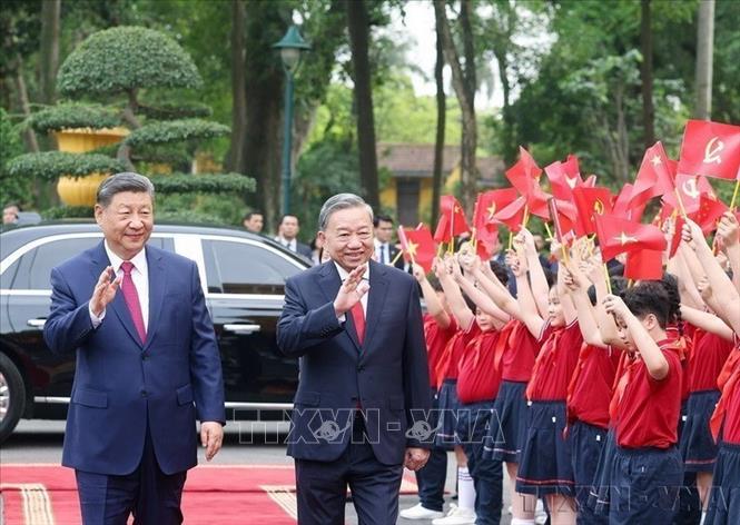 Hội nhập quốc tế ngày càng sâu rộng. Trong ảnh: Tổng Bí thư Tô Lâm đón Tổng Bí thư, Chủ tịch nước Trung Quốc Tập Cận Bình thăm chính thức Việt Nam (4/2025). Ảnh: Thống Nhất - TTXVN