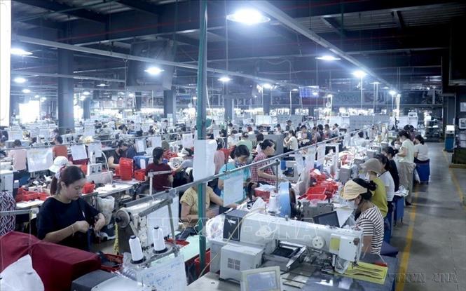 Xuất khẩu hàng hóa là một thế mạnh của Việt Nam trong những năm gần đây. Trong ảnh: Công ty Trách nhiệm hữu hạn Tiên Phong chuyên sản xuất giày da xuất khẩu sang thị trường châu Âu và châu Mỹ, tạo việc làm ổn định cho gần 1.600 lao động địa phương. Ảnh: Đinh Văn Nhiều – TTXVN