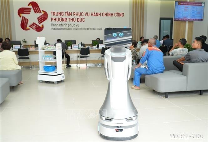 Chuyển đổi số đóng vai trò quan trọng đối với sự phát triển của đất nước trong thời kỳ mới. Trong ảnh: Phường Thủ Đức, TP. HCM đưa vào thử nghiệm robot hỗ trợ người dân đến làm thủ tục dịch vụ công trực tuyến. Ảnh: Hữu Duyên – TTXVN