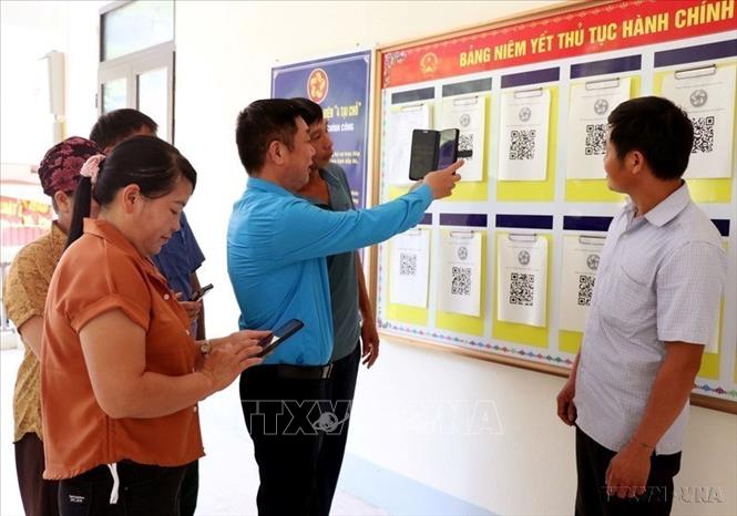 Chuyển đổi số đóng vai trò quan trọng đối với sự phát triển của đất nước trong thời kỳ mới. Trong ảnh: Cán bộ xã Lao Chải hướng dẫn người dân cài đặt, sử dụng các ứng dụng số và thực hiện thủ tục hành chính trên môi trường điện tử, từng bước thúc đẩy chuyển đổi số ở vùng biên. Ảnh: Đức Thọ - TTXVN