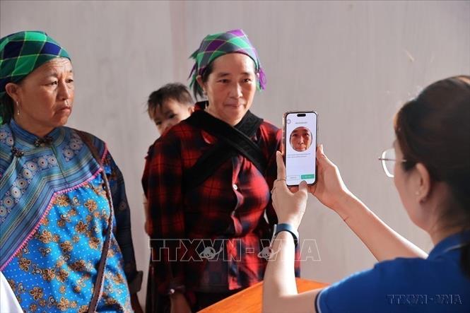 Chuyển đổi số đóng vai trò quan trọng đối với sự phát triển của đất nước trong thời kỳ mới. Trong ảnh: Nhân viên VNPT Lào Cai hỗ trợ xác thực sinh trắc học, chuẩn hóa thông tin thuê bao cho người dân tại điểm xác thực lưu động tại thôn Bản Phố 2C, xã Bắc Hà, tỉnh Lào Cai. Ảnh: Minh Quyết – TTXVN