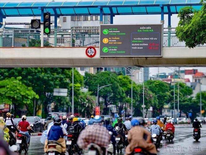 Chuyển đổi số đóng vai trò quan trọng đối với sự phát triển của đất nước trong thời kỳ mới. Trong ảnh: Màn hình LED điện tử tại nút giao Trần Khát Chân - Võ Thị Sáu (Hà Nội) cập nhật mật độ phương tiện trên các hướng lưu thông và gợi ý tuyến đường tối ưu. Ảnh: Trung Nguyên – TTXVN