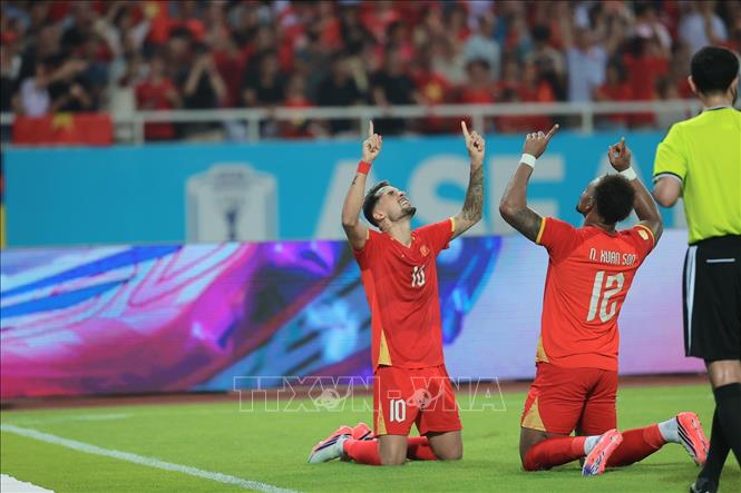 Bàn thắng san bằng tỷ số 1 - 1 của Hoàng Hên (số 10, bên trái) ở phút 52 mang tính quyết định cho thắng lợi chung cuộc của đội tuyến Việt Nam. Ảnh: Minh Quyết - TTXVN