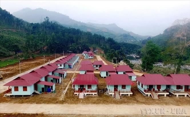 Chỉ số phát triển con người (HDI) của Việt Nam liên tục được cải thiện, thuộc nhóm các nước có mức phát triển con người trung bình cao của thế giới. Trong ảnh: Quảng Nam huy động mọi nguồn lực xóa nhà ở tạm, dột nát, xây dựng khu tái định cư mới cho người dân làng Bằng La, xã Trà Leng. Ảnh: Trịnh Bang Nhiệm – TTXVN