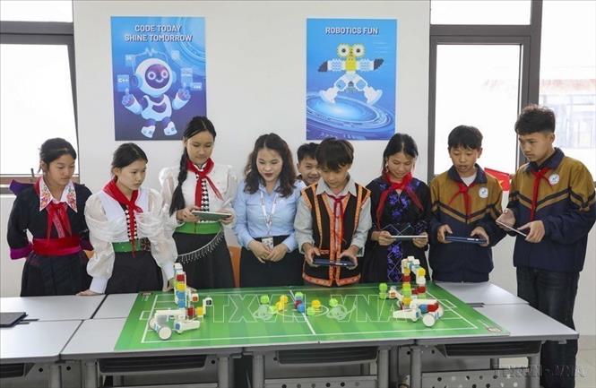 Hệ thống giáo dục được đổi mới theo hướng toàn diện và thực chất. Trong ảnh: Học sinh dân tộc thiểu số trường Phổ thông nội trú liên cấp Tiểu học và THCS Si Pa Phìn, tỉnh Điện Biên tham gia hoạt động lập trình robot trong giờ học STEAM. Ảnh: Xuân Tư – TTXVN