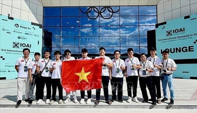 Hệ thống giáo dục được đổi mới theo hướng toàn diện và thực chất. Trong ảnh: Việt Nam đạt 2 Huy chương Vàng tại Kỳ thi Olympic Trí tuệ nhân tạo quốc tế (IOAI) năm 2026 lần thứ ba được tổ chức tại Astana, Kazakhstan với 108 đội tuyển quốc gia và vùng lãnh thổ tham dự (8/2026). Ảnh: TTXVN phát