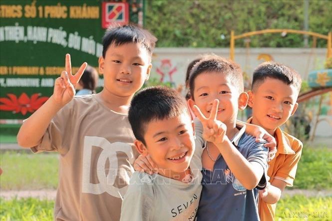 Chỉ số phát triển con người (HDI) của Việt Nam liên tục được cải thiện, thuộc nhóm các nước có mức phát triển con người trung bình cao của thế giới. Trong ảnh: Vẻ vui tươi, hồn nhiên quay trở lại với trẻ em Làng Nủ đang học tập, ăn ở nội trú tại điểm chính của trường Tiểu học và Trung học cơ sở số 1 xã Phúc Khánh, tỉnh Lào Cai. Ảnh: Hoàng Hiếu – TTXVN